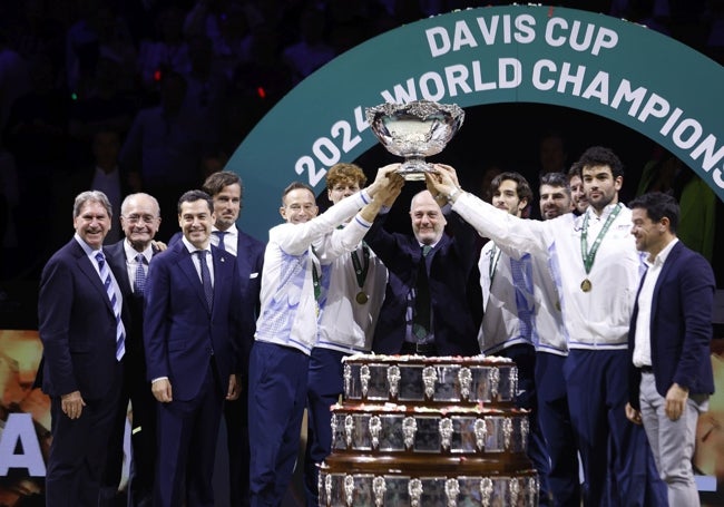 David Haggerty, Francisco De la Torre, Juanma Moreno y Cristóbal Ortega flanquean al equipo italiano de Copa Davis, campeón este 2024, el domingo.