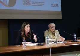 El juez José Luis Utrera, con la periodista de SUR Ana Pérez-Bryan