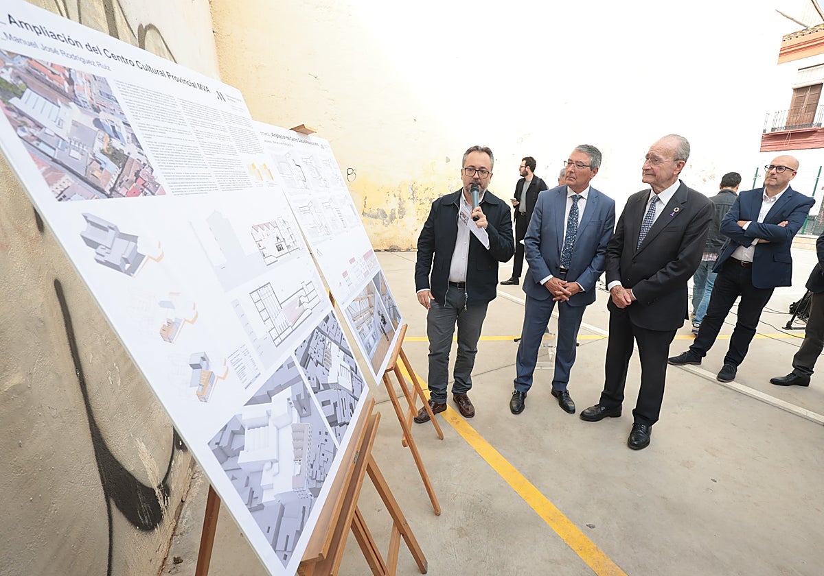 El arquitecto Manuel J. Rodríguez explica a Francisco Salado y Francisco de la Torre el proyecto.