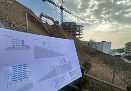 Plano de la promoción de viviendas, situado junto a los terrenos donde ya han comenzado las obras.