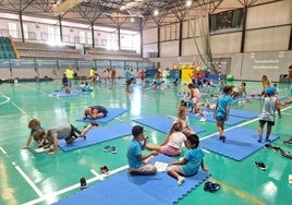 Niños y niñas participan en el campamento el pasado año.