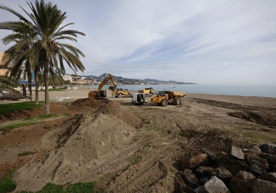 Primeros trabajos de reposición en la playa de La Malagueta, en la capital.