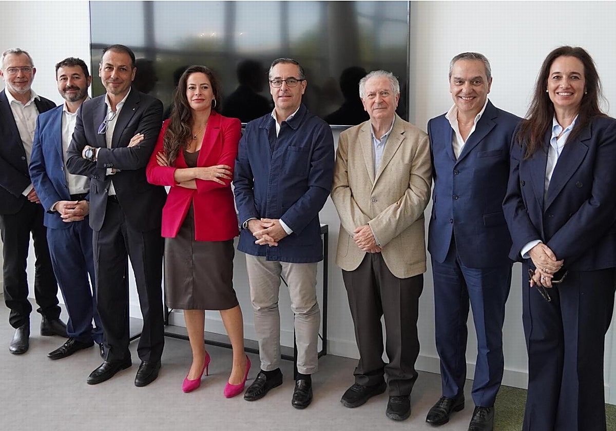 Dirigentes de Dekra y autoridades, en la inauguración del centro.