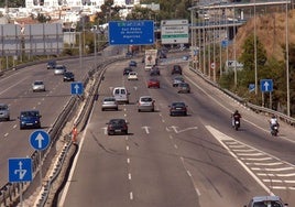 Tráfico en la autopista AP-7 en el acceso al centro de Marbella.