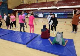 La karateka malagueña, este martes en el pabellón de Torrox con las alumnas.