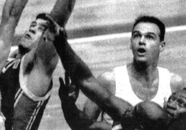 Oscar Schmidt observa el balón por el que saltan Alfonso Reyes y Fetrtissov.