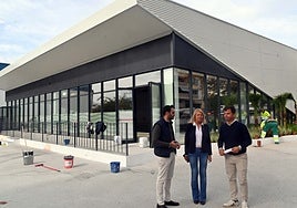 La alcaldesa, Ángeles Muñoz, en las instalaciones de la piscina renovada.