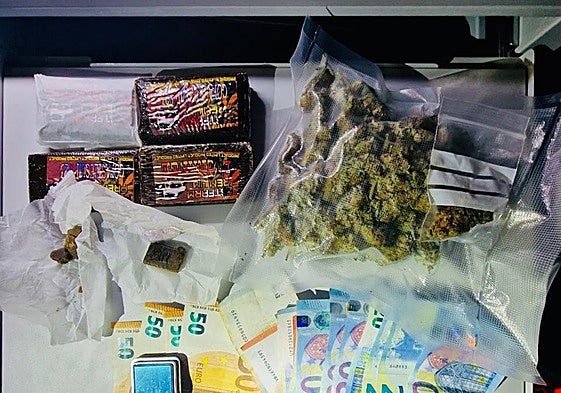 Imagen de la droga y el dinero en metálico incautado por los agentes locales de Vélez-Málaga.
