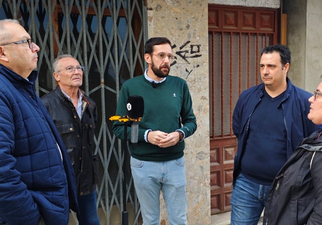 El portavoz socialista veleño, Víctor González, con vecinos del centro histórico.