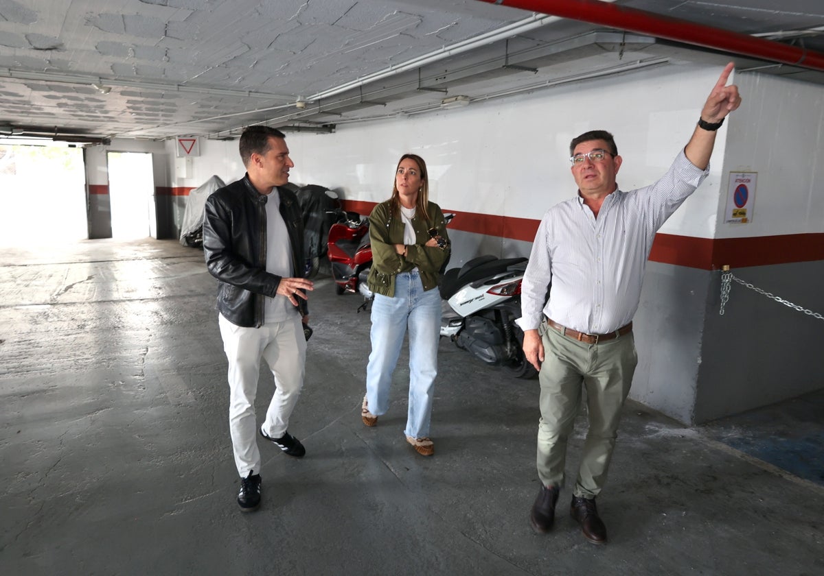 El alcalde torroxeño y la edil de Infraestructuras, en una visita a las instalaciones.