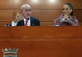 De la Torre y Pérez de Siles, durante las ruedas de prensa de todos los grupos municipales previas al pleno de este jueves.