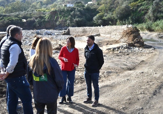 La delegada de la Junta, Patricia Navarro, este miércoles en la zona del Badén de Los Gallegos en Comares, con el alcalde y ediles.