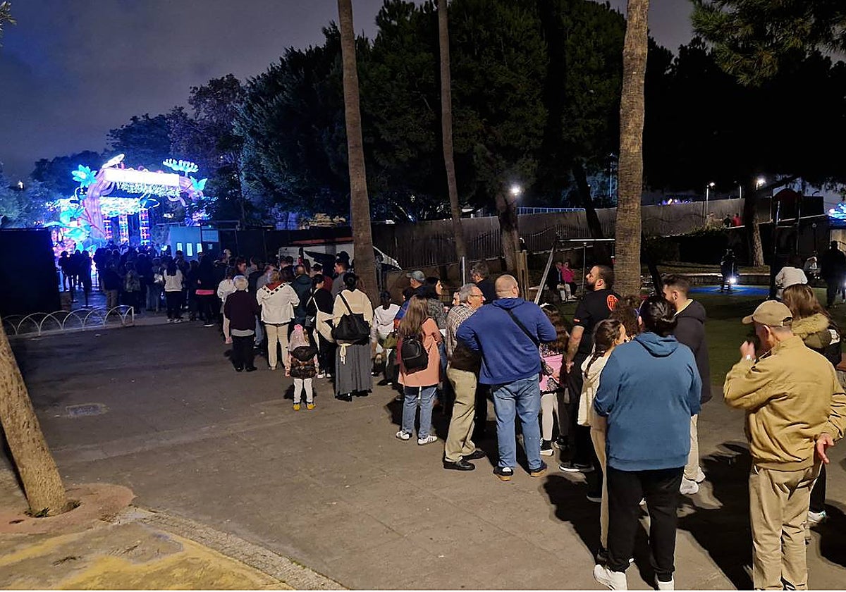 Cola de vecinos antes de que abran las puertas del espectáculo.