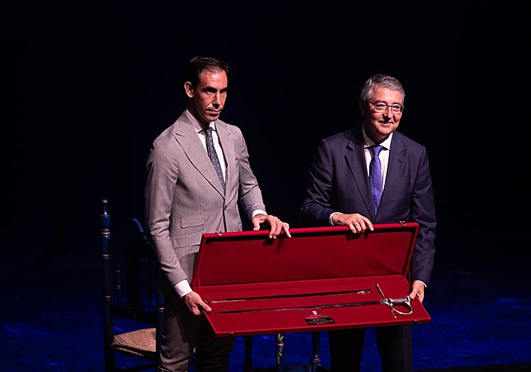 Fortes al recibir el galardón de manos de Salado.