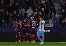 Los jugadores del Levante celebran el primer gol del partido.