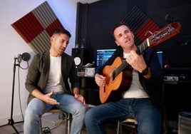 Los cantantes malagueños en su estudio de grabación en una imagen de archivo.