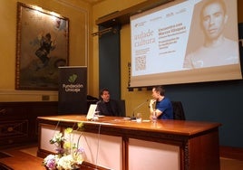 El periodista Emilio Morales conversa con el divulgador científico Marcos Vázquez en el Aula de Cultura de SUR.