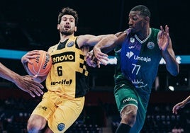 Fitipaldo trata de avanzar ante la defensa de Sima en el Tenerife-Unicaja de la final de la Champions.