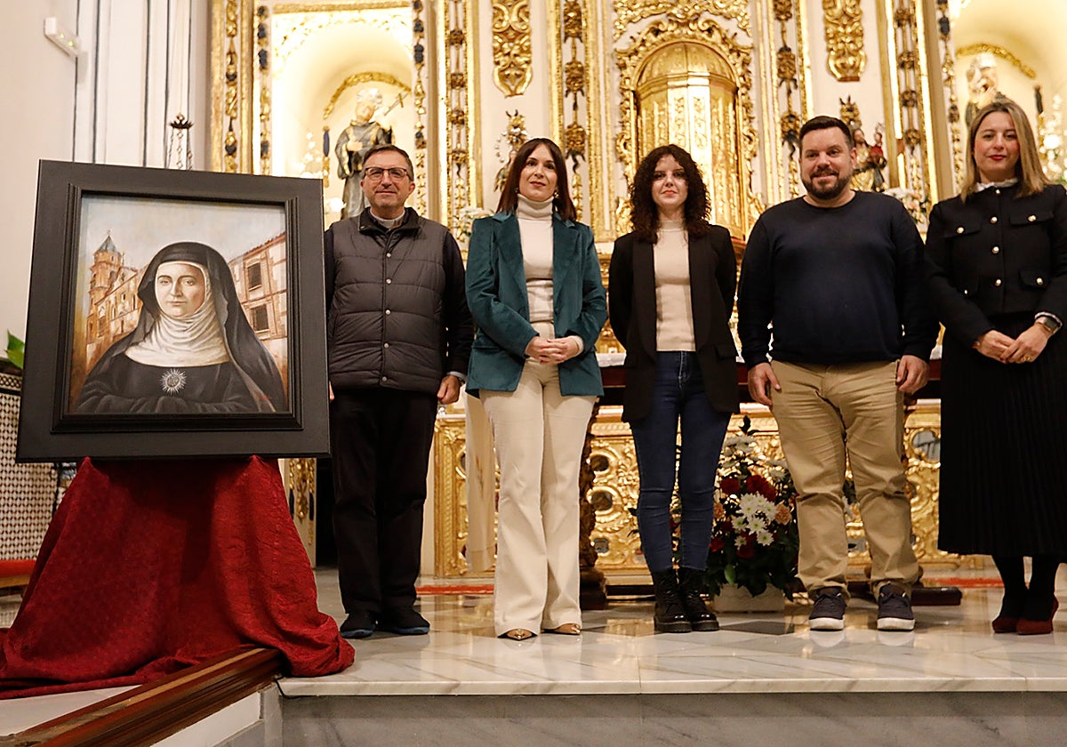 El arcipreste Francisco Sánchez, la artista Eva Escobar, la artesana Cristina González, el presidente de la Agrupación de Cofradías de Archidona, Antonio Ángel Núñez; y la teniente de alcalde del Ayuntamiento de Antequera, Elena Melero