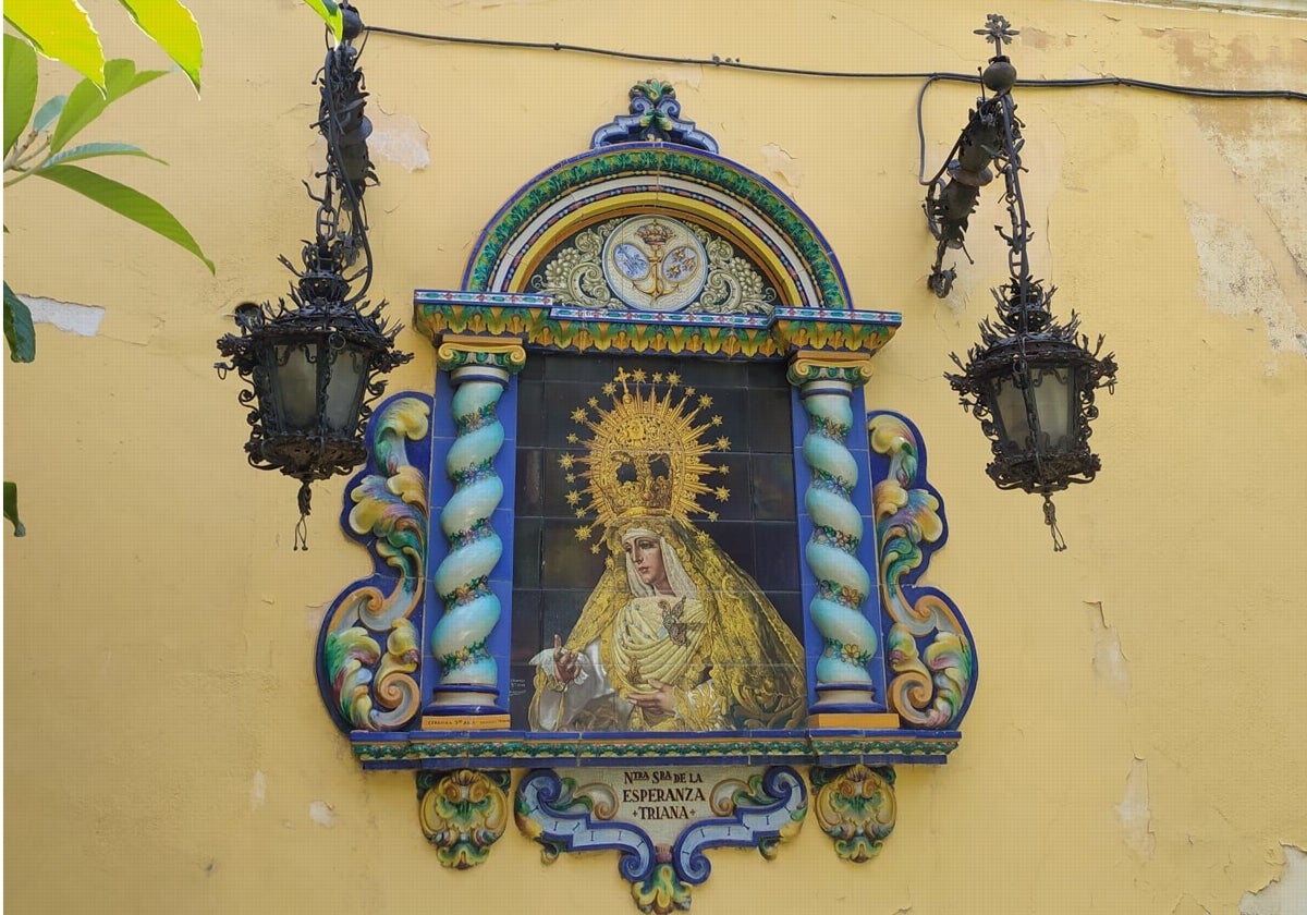 Retablo cerámico de la Virgen de la Esperanza de Triana existente en la casona.