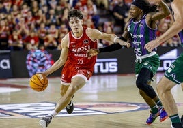 Saint-Supéry avanza ante Perry en el partido contra el Manresa.
