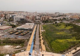 Avenida Puerta del Mar donde irá ubicada la piscina.