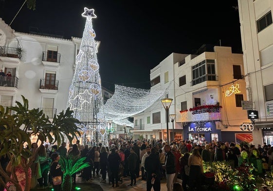 Estepona aprovechó el encendido de luces de Navidad para inaugurar la recién remodelada calle Terraza.