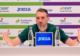 Ibon Navarro, en la rueda de prensa previa del Unicaja-Tenerife.