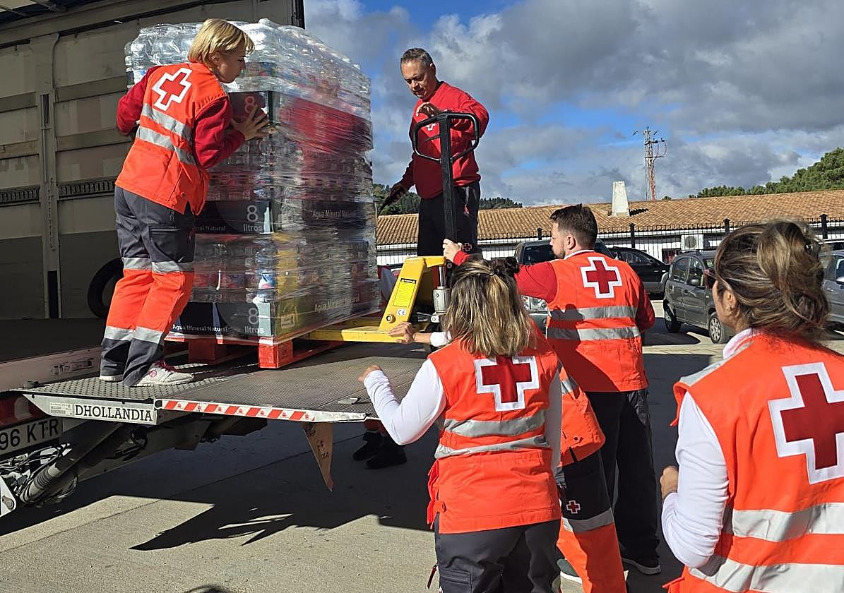 Se ha repartido agua con la colaboración de Cruz Roja.