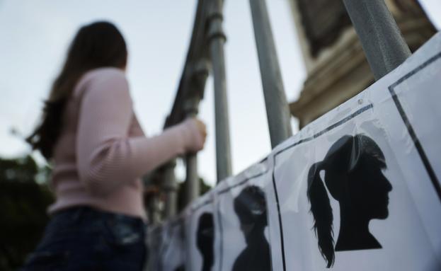 Casandra (nombre ficticio), en la Plaza de la Merced, en el monumento a Torrijos, donde se mantenían las siluetas de las últimas mujeres víctimas de crímenes machistas tras la manifestación del 25-N.