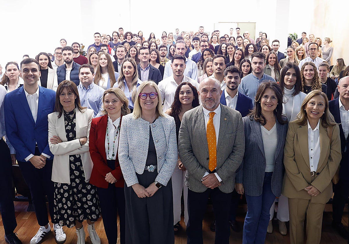 Foto de familia del acto celebrado en la salón de actos de la Facultad de Economía.