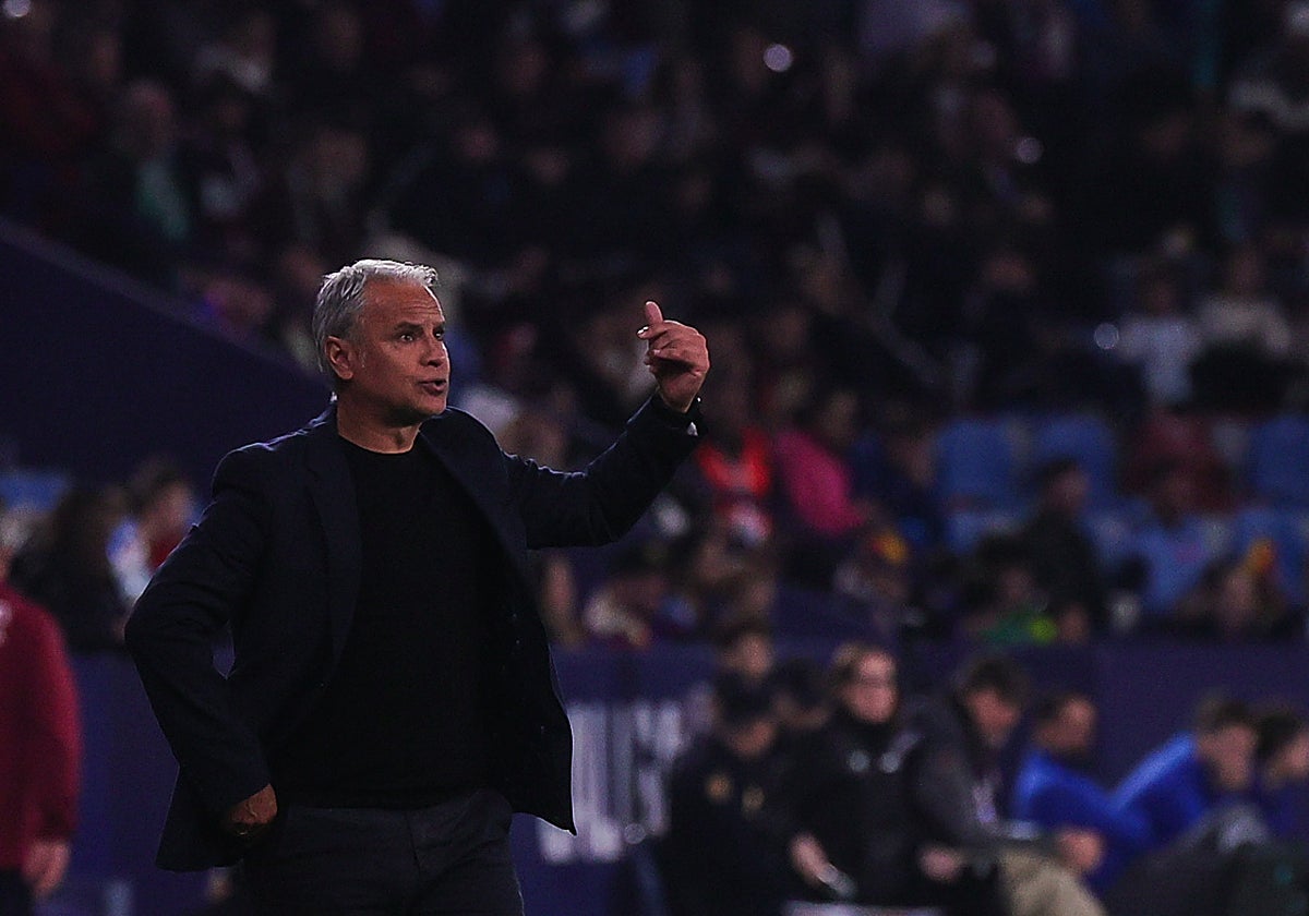 Sergio Pellicer da instrucciones a sus jugadores en el partido frente al Levante.