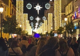 Ronda también encendió este viernes su alumbrado de Navidad. En la foto, la calle Virgen de la Paz.