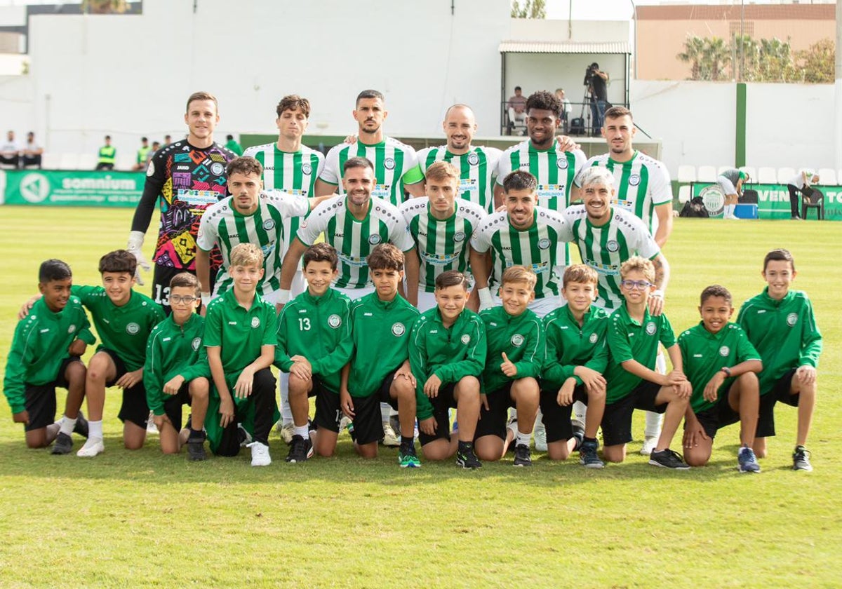 Los jugadores del Torremolinos posan antes de un partido