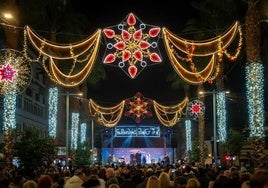 La plaza Costa del Sol llena, con la iluminación de Navidad y Pasión Vega, como protagonista.