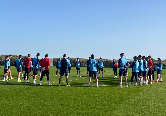 La plantilla del Málaga, en El Saler.