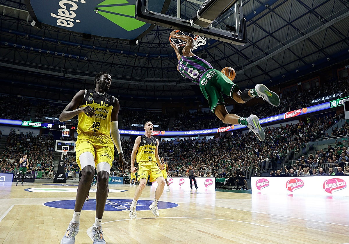 Kameron Taylor machaca ante la mirada de Huertas.