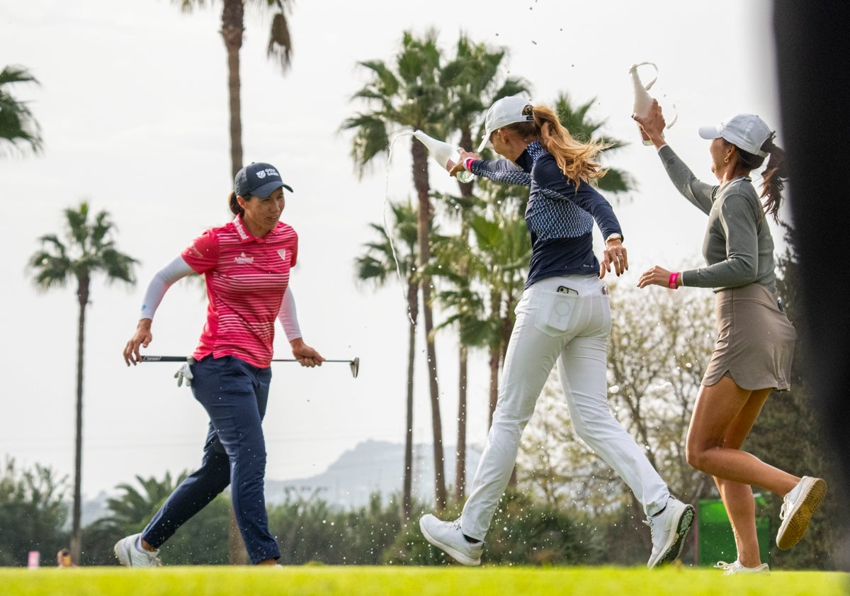 Imagen principal - Carlota Ciganda agranda su leyenda al levantar en Málaga su segundo Open de España