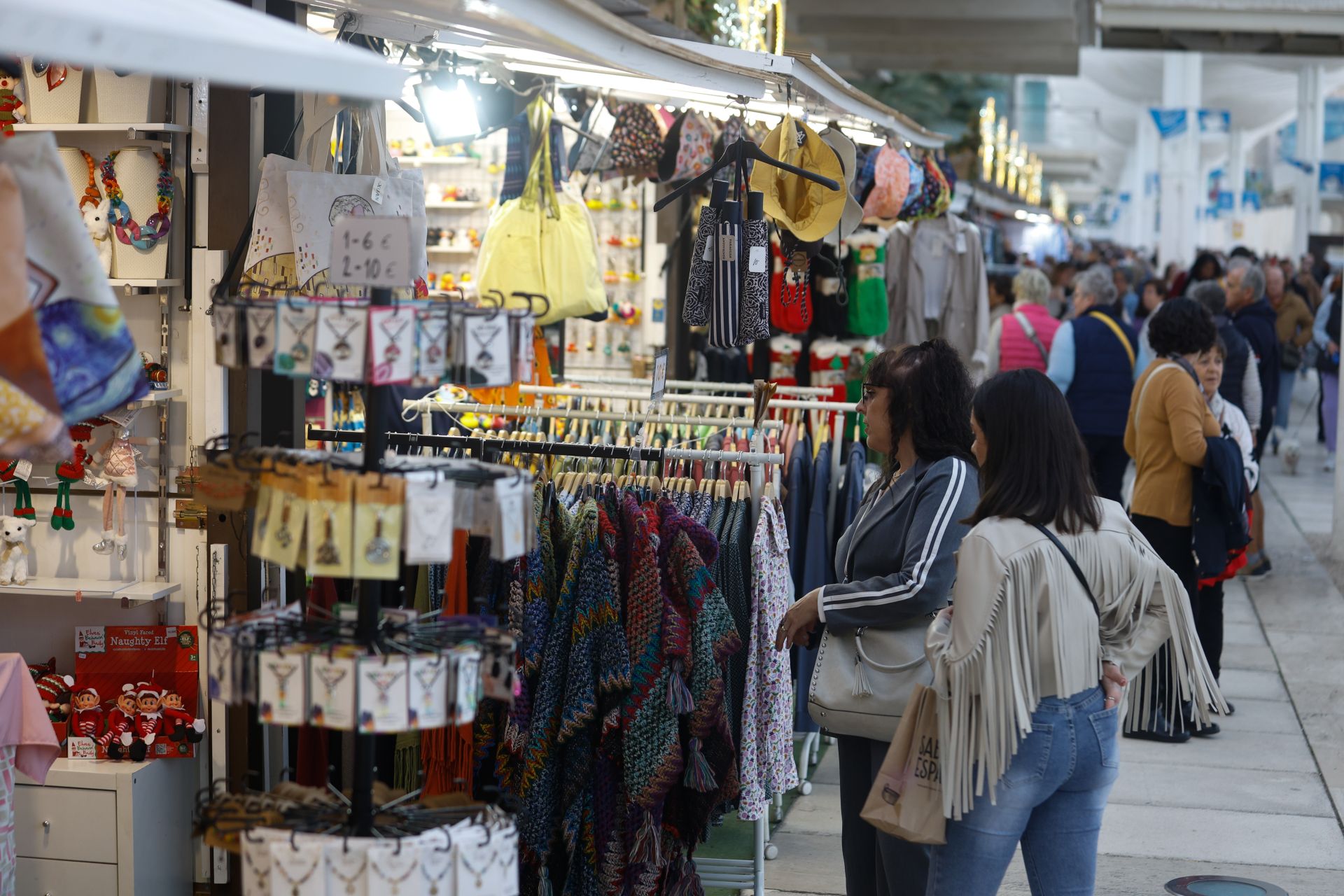 Puestos navideños en el Muelle Uno
