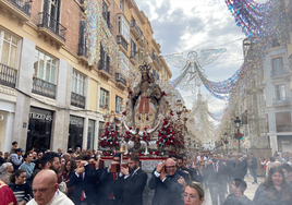 La Virgen de los Remedios, bajo el alumbrado navideño de calle Larios.