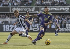 Manu Molina, en una disputa este domingo con Cala.