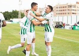 Isma Heredia celebra el primer tanto del Torremolinos ante el Antoniano.