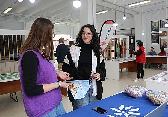 Estudiantes resolviendo un juego en la Semana del Voluntariado.