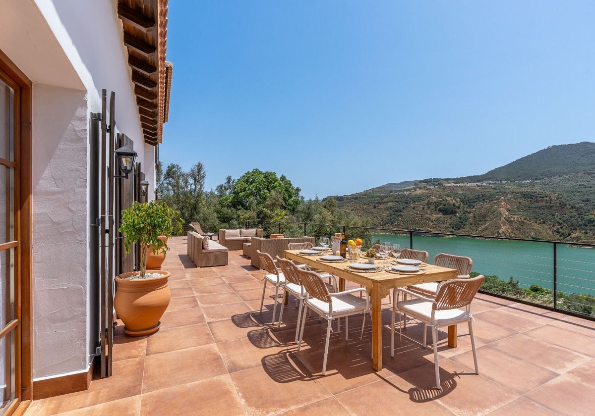 Terraza de una casa rural junto a un embalse de la provincia.