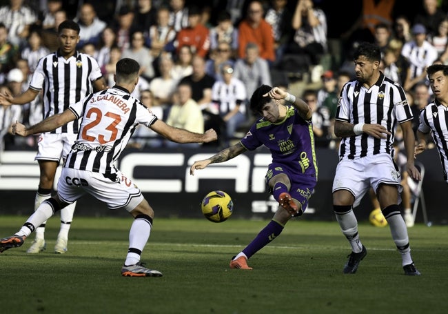 Antoñito remata en el duelo ante el Castellón.