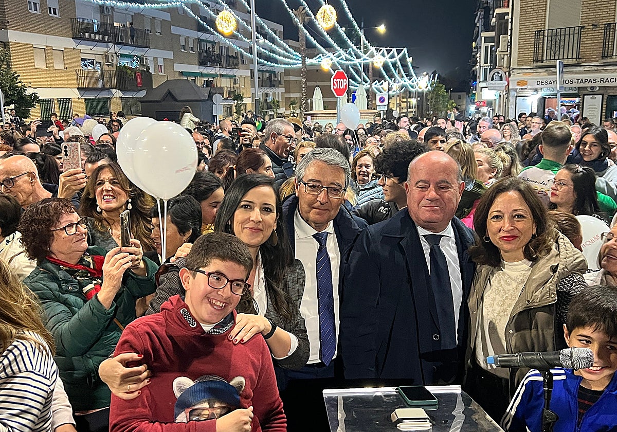 La teniente de alcalde Ana Cebrián, el presidente de la Diputación Francisco Salado, el alcalde Manuel Barón y Patricia Navarro, delegada del Gobierno Andaluz en Málaga, al encender las luces en la noche de este lunes