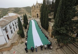 Así se ha visto la gran bandera de Andalucía en el entorno de Santa María de Antequera