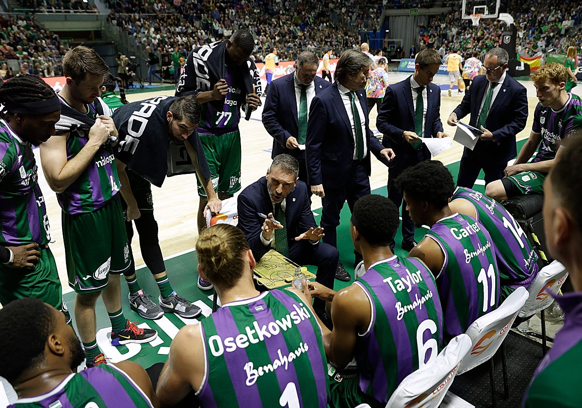 Ibon Navarro se dirige a sus jugadores en el partido ante el Tenerife del pasado sábado.