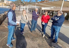 Líderes vecinales de Pedregalejo, en los Baños del Carmen.