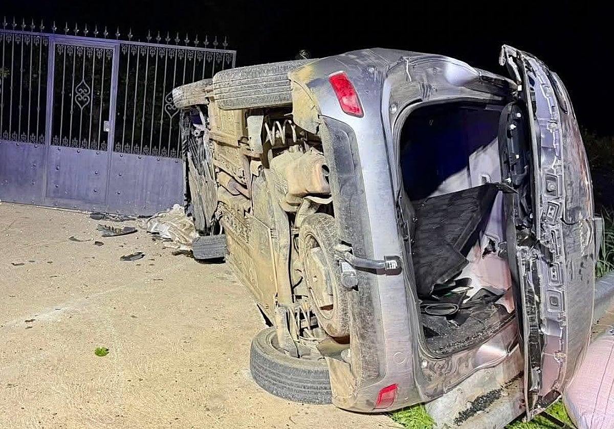 Un conductor queda atrapado tras chocar contra un muro y volcar su ...